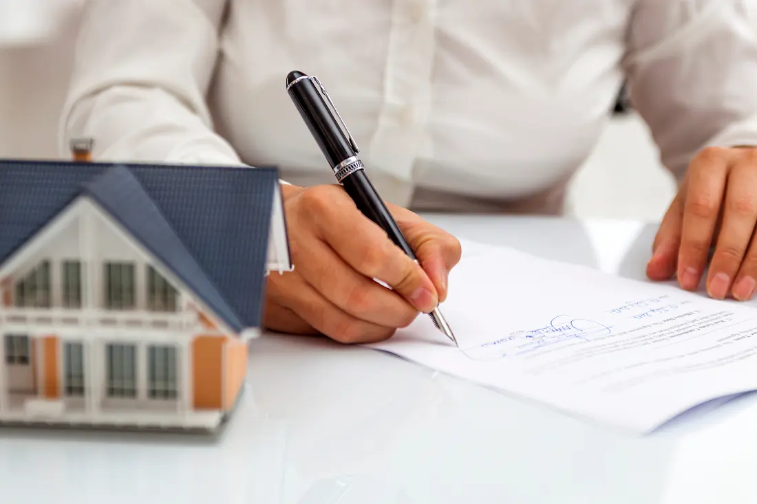 Signing real estate contract