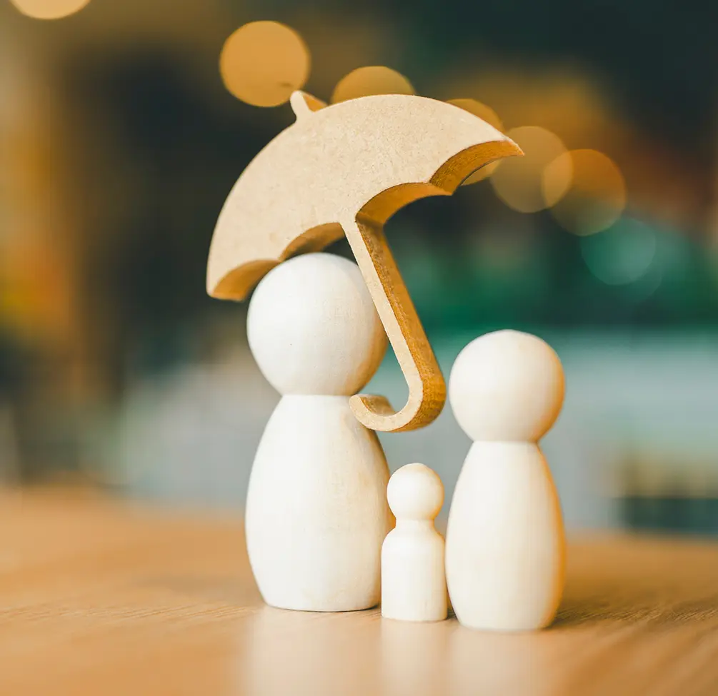 Family figurines with umbrella